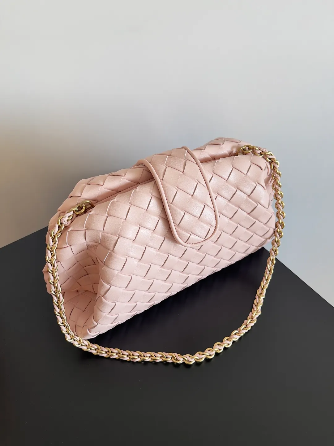 Batch 2260 BOTTEGA VENETA Lady's LAUREN CLUTCH Chain Clutch was inspired by 40 years ago. It is a perfect fusion of classic and modern bags. It is effortless and fashionable for any occasion and at any time. The newly added detachable metal chain allows people to have more ways to carry it. It is grand and elegant. Style No.: 785807 Size: 31.5*16.5*11cm